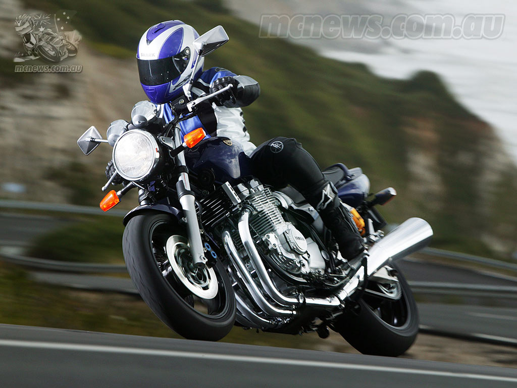 xjr1300_action_lhf_blue_1024.jpg